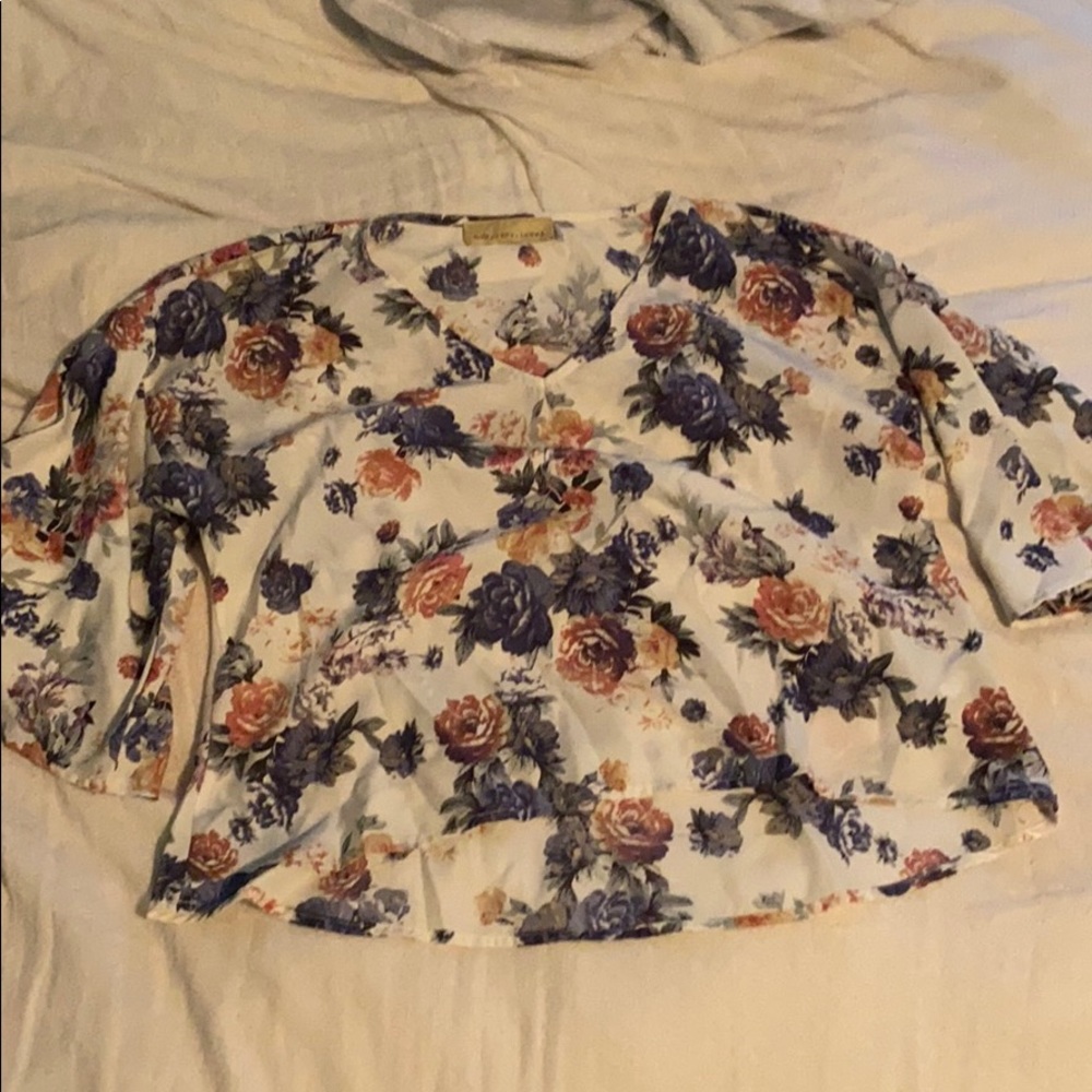 Floral slightly cropped blouse